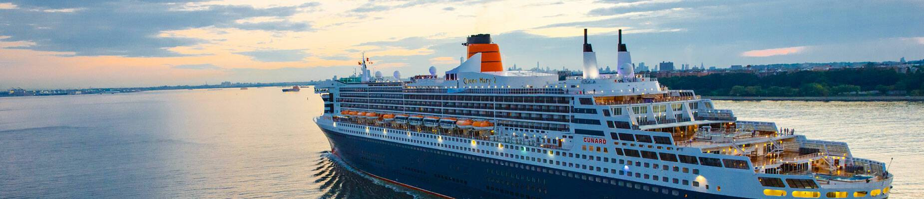 Queen Mary 2 departing New York