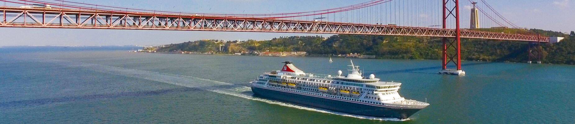 Fred Olsen's Balmoral at sea in Libson