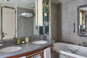 Grand Suite Bathroom (G1), Silver Whisper
