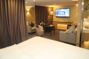 Royal Balcony Suite, Bathroom, Scenic Jade