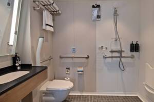 Arctic Superior Wheelchair-accessible bathroom, Ms Roald Amundsen, HX Expeditions