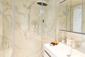 Emerald Azzurra Yacht Suite bathroom