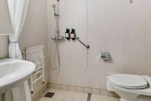 Arctic Superior Cabin (YA3), Bathroom, MS Trollfjord, Hurtigruten