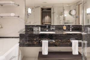 Suite Bathroom (B5), Iona