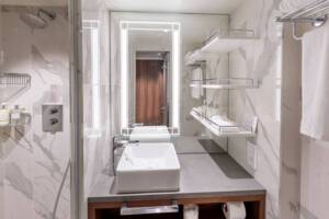 Princess Grill Bathroom, Queen Anne, Cunard - Image based on a P2 grade, configuration may differ