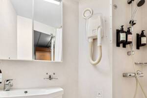 Expedition Mini Suite Bathroom (O2), MS Trollfjord, Hurtigruten