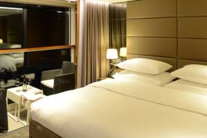 Bedroom, Balcony Suite (BB), Scenic Opal