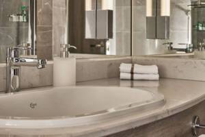 Superior Veranda Suite bathroom, Silver Moon