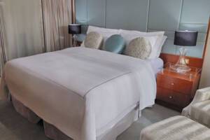 Signature Suite Bedroom, Deck 7, Seven Seas Voyager