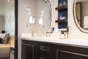 Regent Explorer, Penthouse Suite (B) bathroom