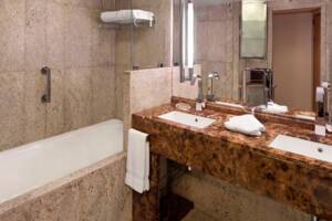 Veranda Suite Bathroom, Seabourn Quest