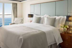Signature Suite Bedroom, Seven Seas Voyager