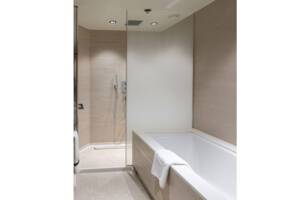 Expedition Suite Bathroom (MB), MS Roald Amunden, HX Expeditions