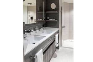 Expedition Suite Bathroom (MB), MS Roald Amunden, HX Expeditions