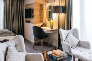 Expedition Corner Suite MC, Bedroom, HX Expedition