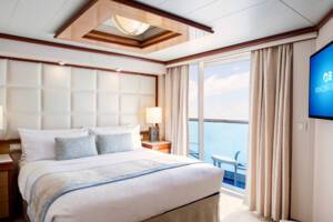 Penthouse Suite With Balcony, bedroom (S5), Royal Princess, Princess Cruises