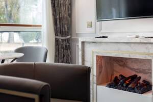 Royal Suite Living, S.S. Victoria, Uniwolrd