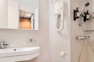 Arctic Superior Cabin (QJ), Bathroom, MS Trollfjord, Hurtigruten