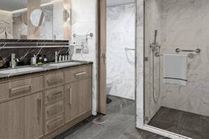 Grandeur Suite Bathroom, Seven Seas Grandeur