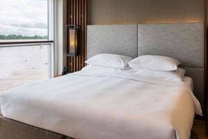 Bedroom, Deluxe Suite (A), Scenic Spirit