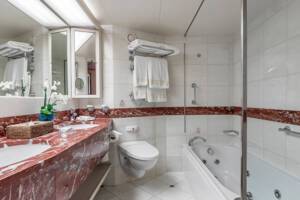 Queen Suite Bathroom, Queen Victoria, Cunard