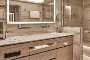 Silver Suite bathroom, Silver Endeavour