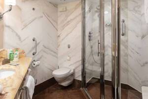Owner's Suite, Bathroom, Nautica, Oceania Cruises