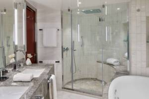 Grand Wintergarden Suite Bathroom