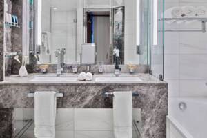 Veranda Suite Bathroom