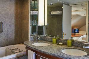 Royal Suite Bathroom (R1), Silver Whisper