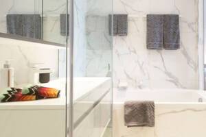 Emerald Sakara Owner's Suite Bathroom