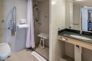 Queen Suite Bathroom, Queen Mary 2, Cunard