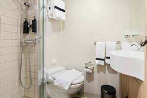 Mini Suite Bathroom, MS Fram, HX - Configuration may vary