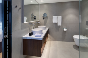 Owner’s One-bedroom Suite Bathroom, Emerald Harmony