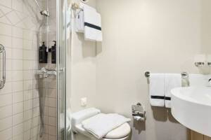 Polar Outside (F2) Bathroom, MS Fram, HX