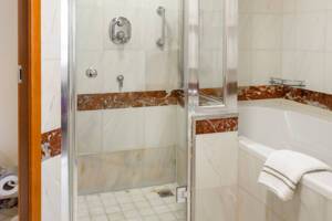 Penthouse Suite Bathroom, Queen Victoria, Cunard