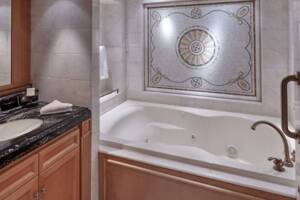 Grand Suite Bathroom, Queen Elizabeth, Cunard