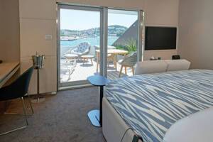 Emerald Sakara Yacht Suite Bedroom