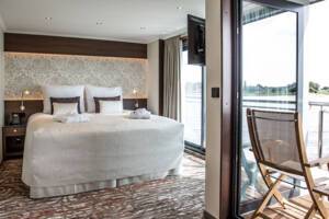 Deluxe Balcony Suite, Diamond Deck, MS Oscar Wilde, Riviera Travel