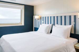 Explorer Cabin (EE) Bedroom, MS Santa Cruz II, HX