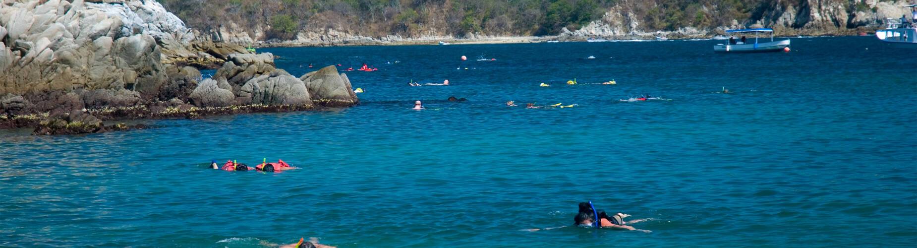 People snorkelling at La Esperanza beach in Huatulco